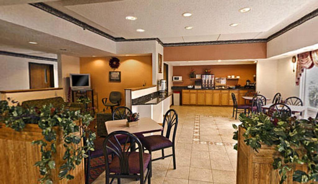 Americas Best Value Inn Waukegan Bagian luar foto