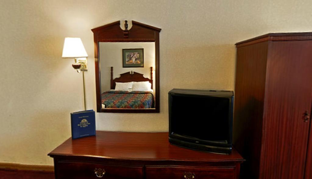Americas Best Value Inn Waukegan Bagian luar foto